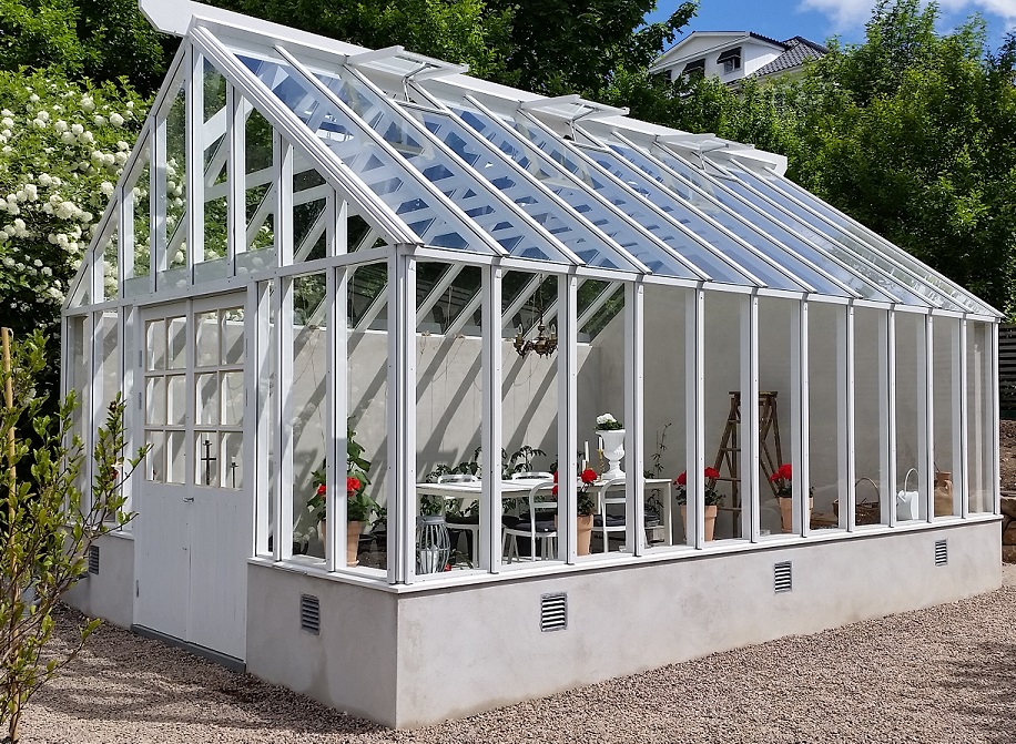 Utforska våra exklusiva växthus i trä. Handbyggda, hållbara och designade för att smälta in i din trädgård. Välj mellan flera storlekar och utformningar.