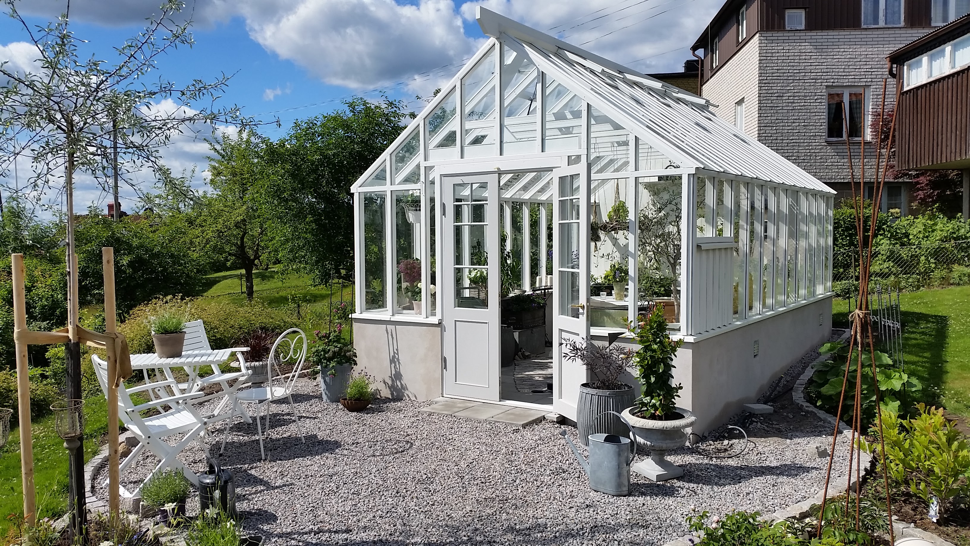 Växthus i trä med putsad grund